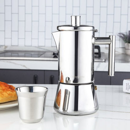 cafetiere-italienne-authentica-avec-tasse-sur-comptoir