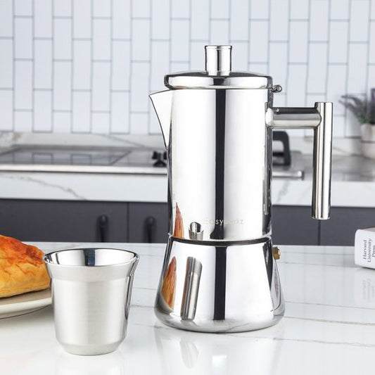 cafetiere-italienne-authentica-avec-tasse-sur-comptoir