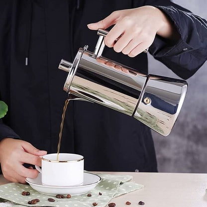 cafetiere-italienne-authentica-versant-cafe-dans-tasse-blanche