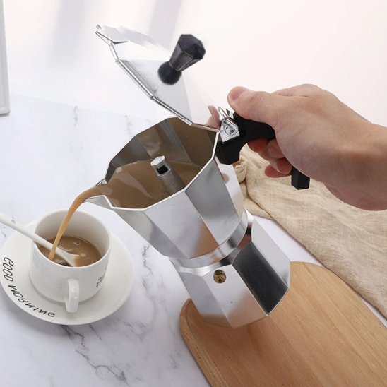 cafetiere-italienne-eleganza-inox-verse-cafe-au-lait