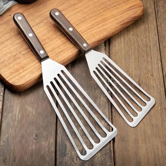 deux spatules sur table