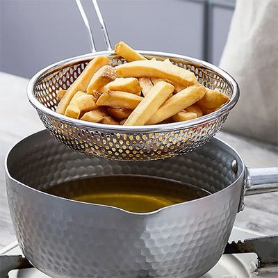 Ecumoire-avec-frite-et-casserole-huile