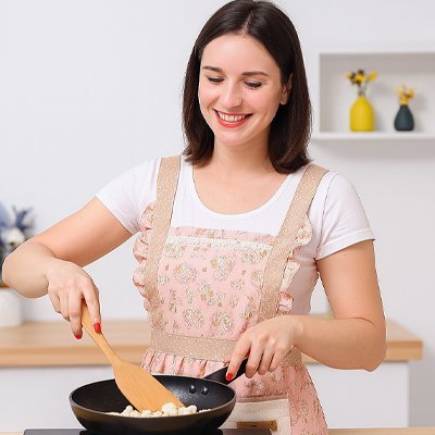 femme-portant-tablier-rose-avec-motifs-fleurs-preparant-dans-cuisine