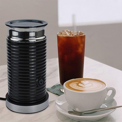 mousseur-a-lait-electrique-crema-presenter-sur-comptoir
