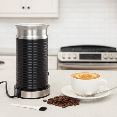 mousseur-a-lait-electrique-crema-sur-comptoir-avec-tasse-de-cafe