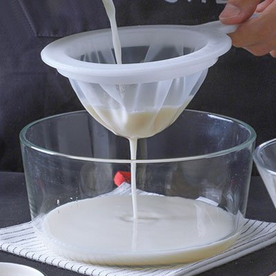 Passoire-avec-du-fromage-dans-son-liquide