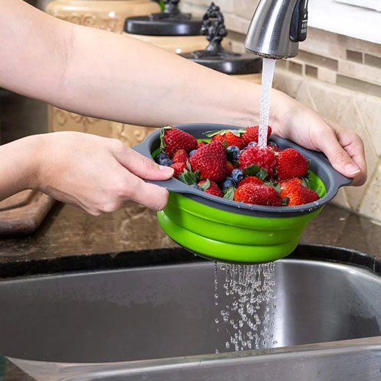 Passoire-pliable-avec-fraises