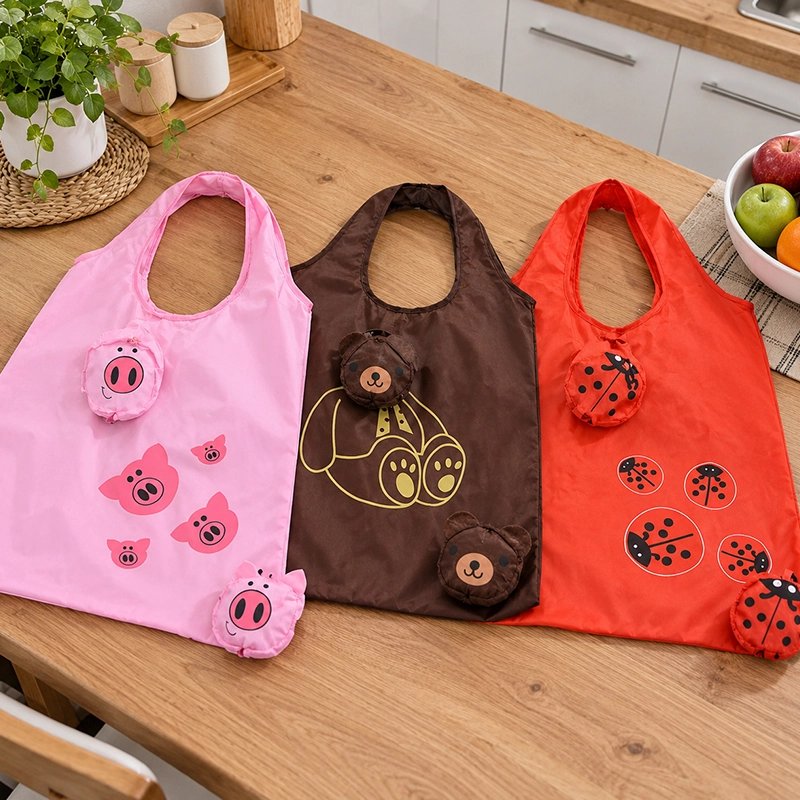 trois-sacs-reutilisables-sont-poser-sur-table-en-bois-un-sac-rose-decorer-de-petits-cochons-un-sac-marron-avec-un-ours-en-peluche-et-sav-rouge-orner-de-coccinelles-noires-tous-possedent-de-larges-anses-assorties