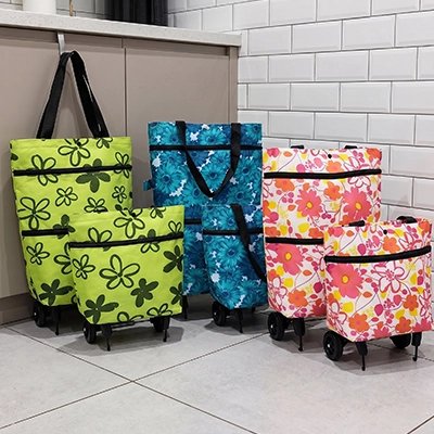 presentation-de-trois-sac-de-courses-retractables-cote-a-cote-a-gauche-un-sac-vert-vif-avec-motifs-floraux-noirs-et-verts-le-deuxieme-un-sac-retractable-bleu-turquoise-avec-motifs-floral-plus-dense-a-coter-sac-retractable-de-couleurs-rose-orange-et-blanc-pesententt-des-motifs-de-fleurs-tres-colorer