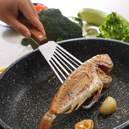 spatule sur poele avec poisson