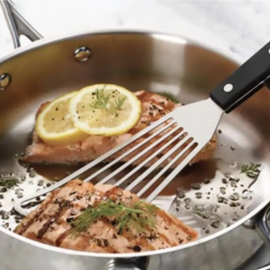 spatule sur poele avec saumon