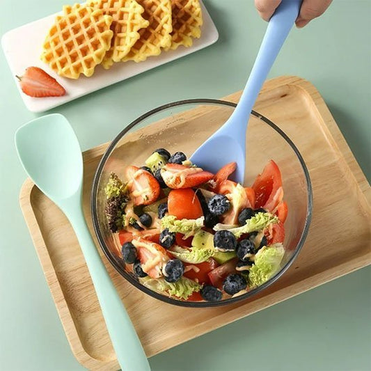 spatule en silicone bleu dans un bol de salade