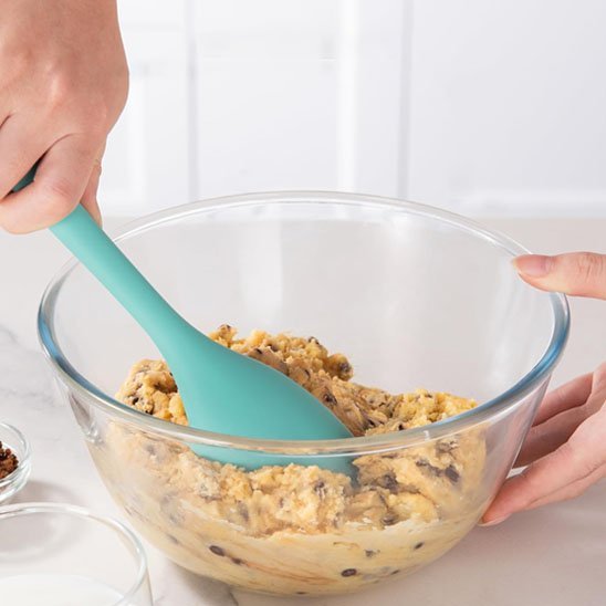 spatule en silicone verte dans bol avec melange