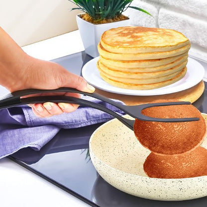 Spatule-noire-avec-plusieurs-crêpes