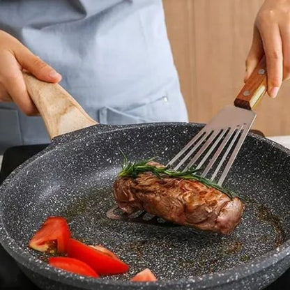 spatule sur poele avec viande