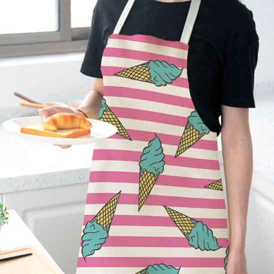 femme-portant-Tablier-de-cuisine-rayer-blanc-et-rose-avec-motifs-cornet-creme-glacer 