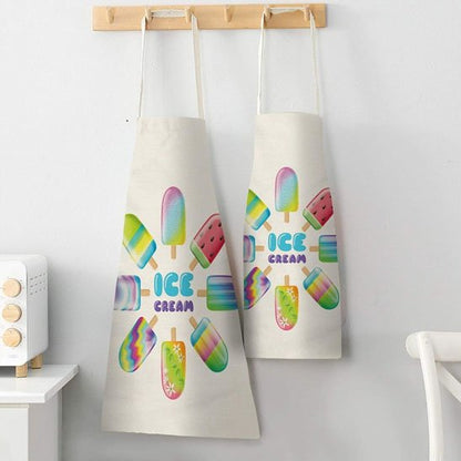 deux-tabliers-accrocher-affichent-une-illustration-colorer-et festive-sur-le-theme-des-laces-au-centre-inscription-ice-cream-en-lettre-bleues-et-violettes-autour-de-ce-texte-plusieurs-glaces-a-leau-multicolores